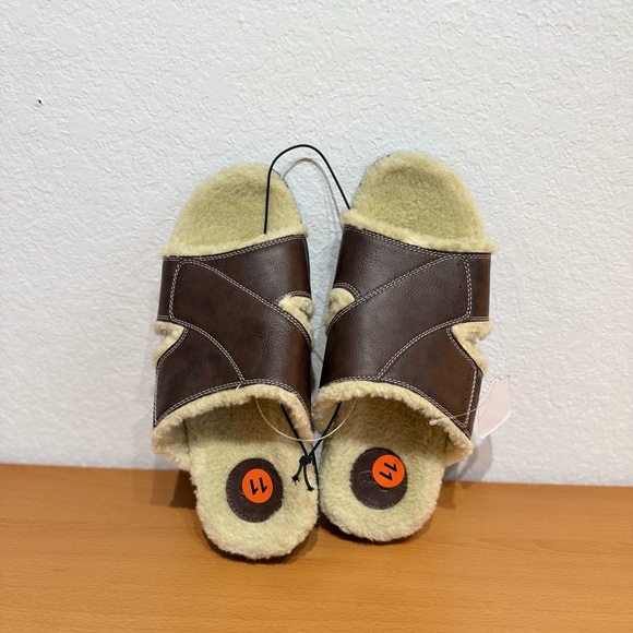 NWT Bass Mens Comfortable Brown Sherpa/ Leather Slippers with Open Toe Design - Picture 2 of 5